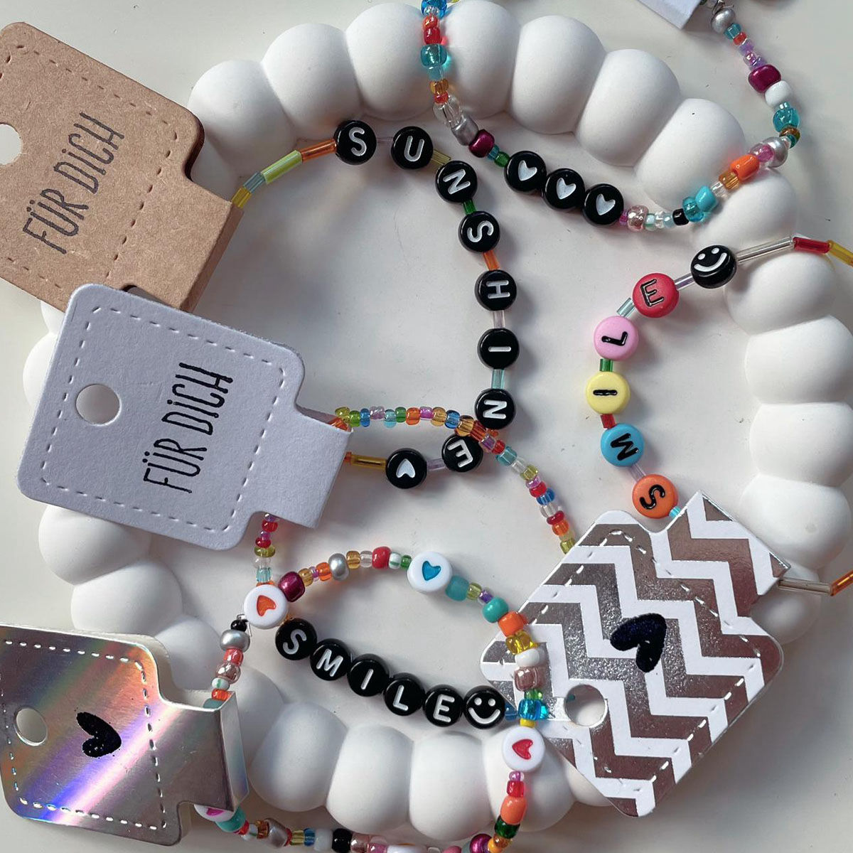 Armbänder mit Perlen und Text