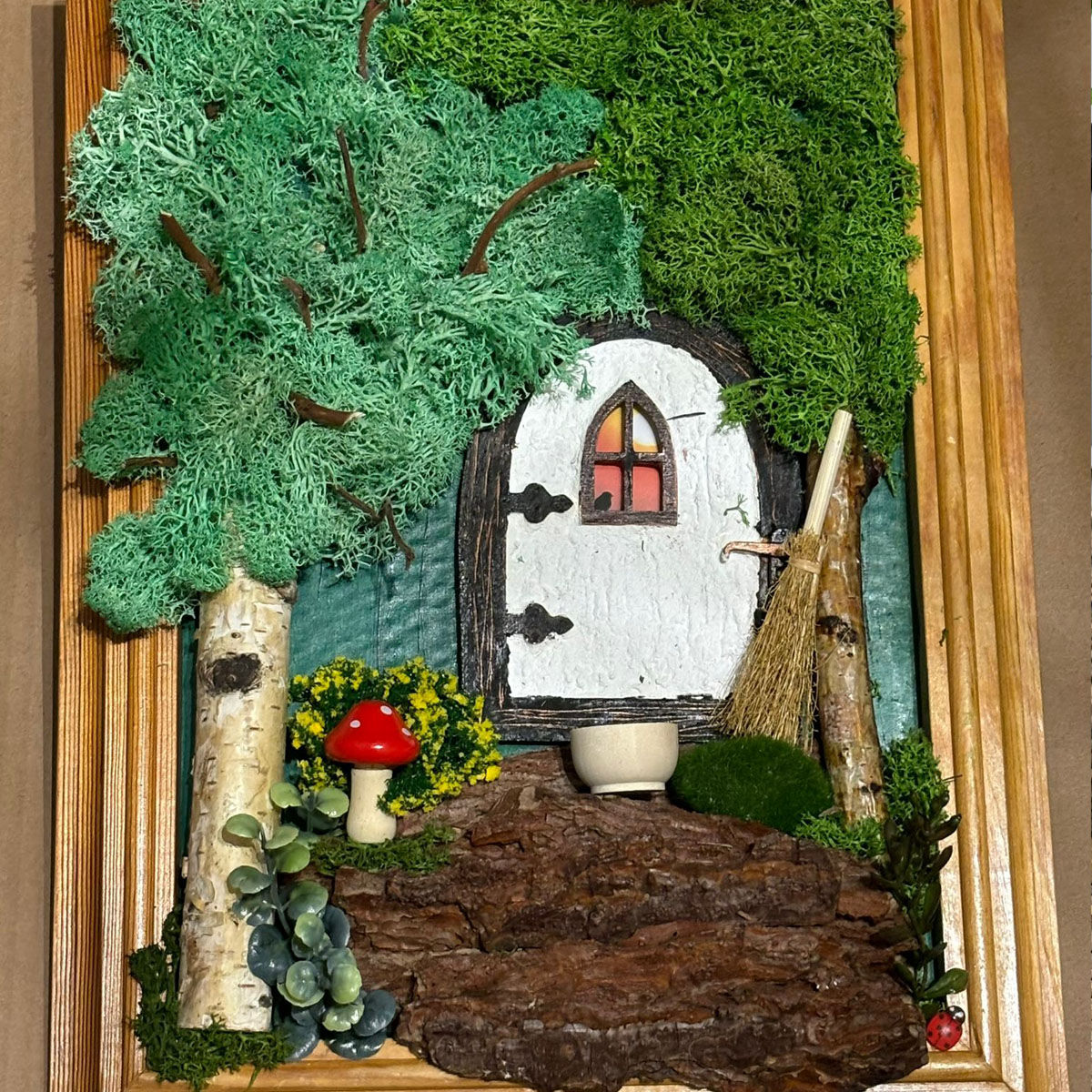 Bild im Rahmen mit Tür und Moos-Baum