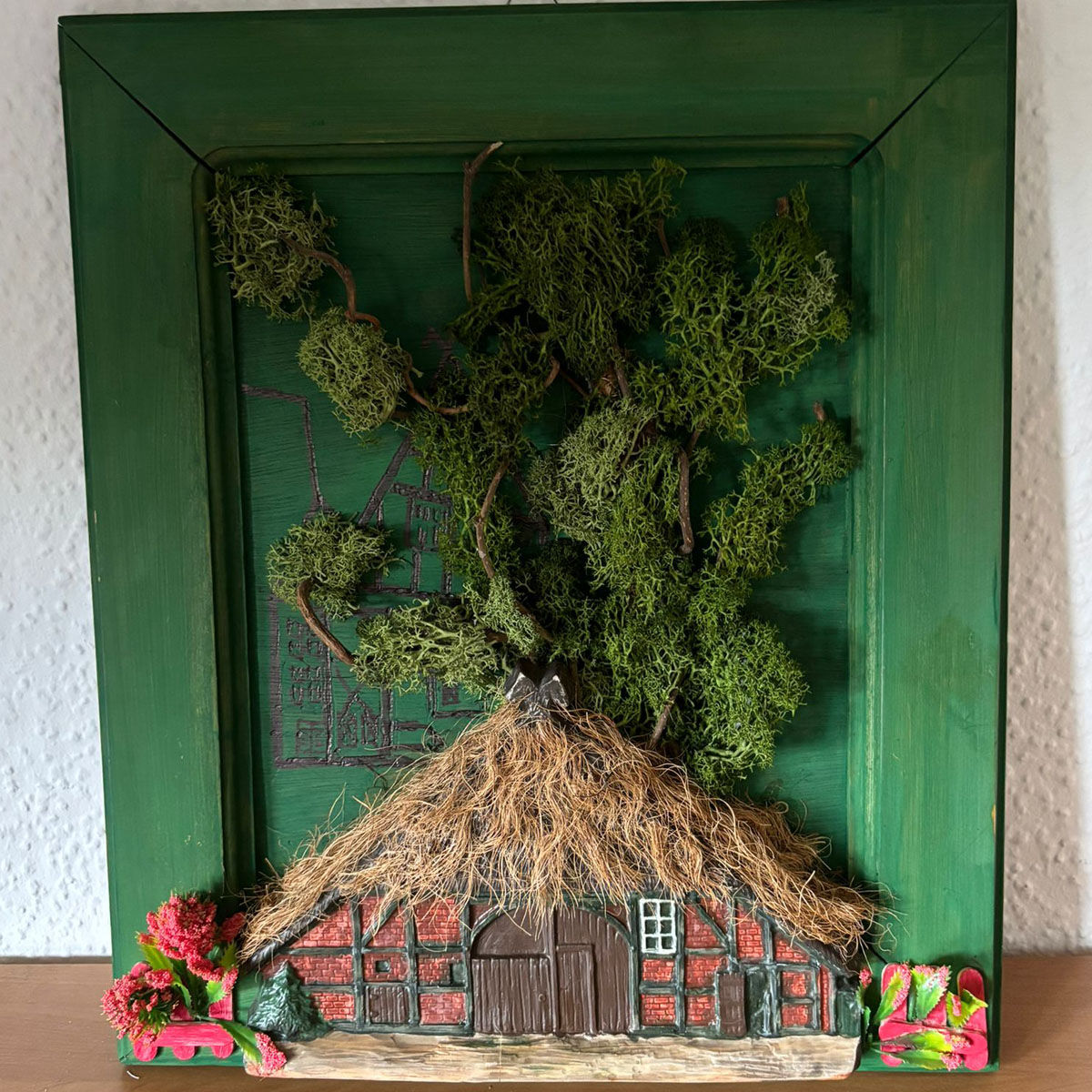 Bild im Rahmen mit Tür und Moos-Baum