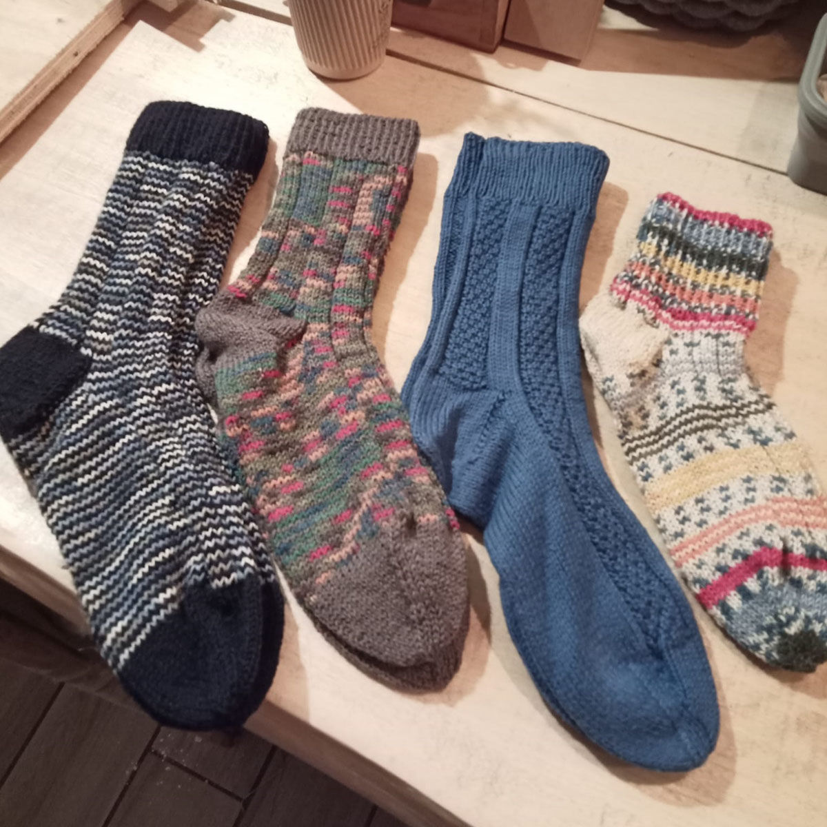 Gestrickte Socken bunt abgesetzt