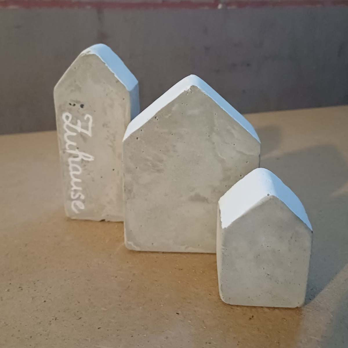 Häuser aus Beton mit weißen Dächern
