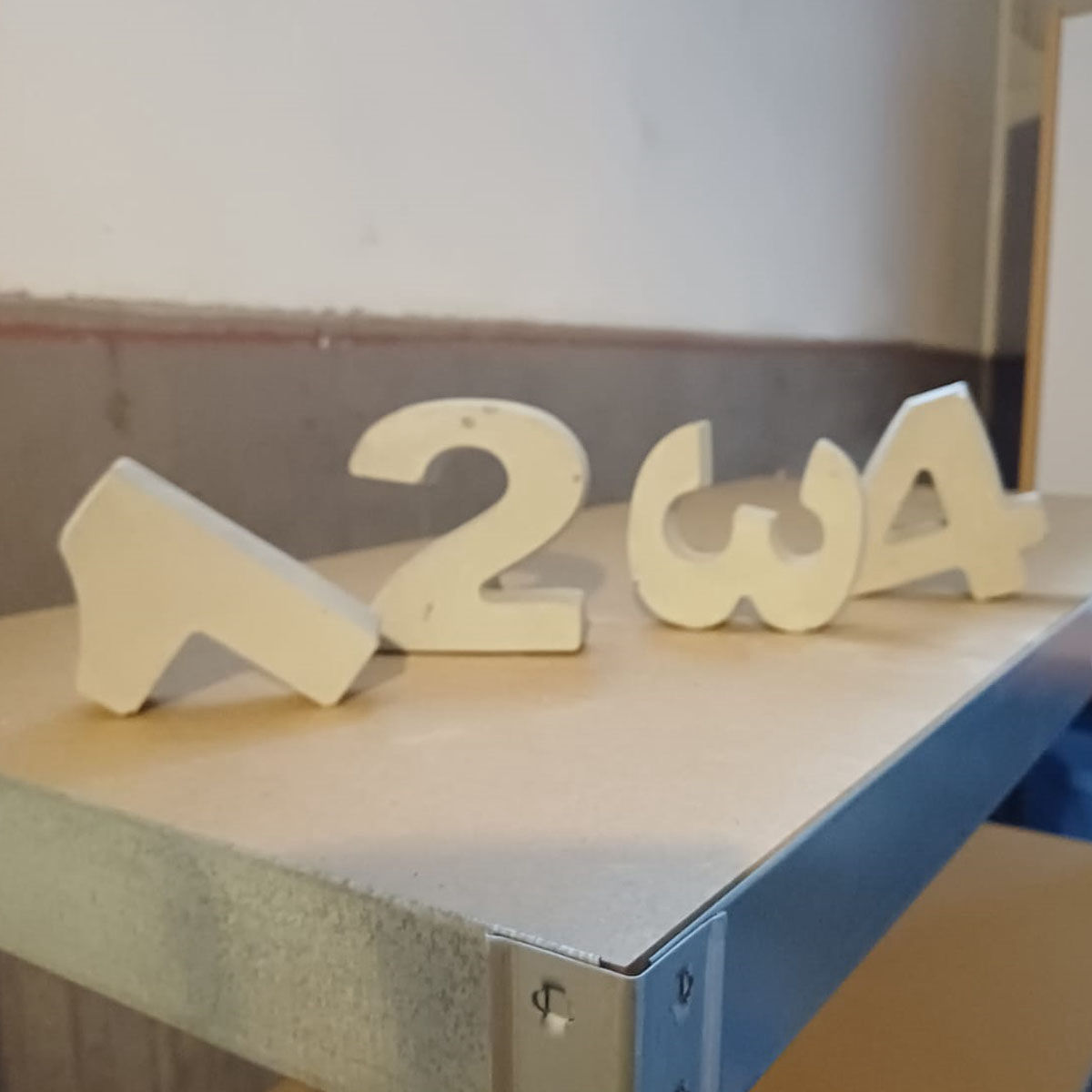 Häuser aus Beton mit weißen Dächern